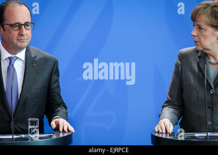 Berlin, Deutschland. 31. März 2015. German chancellor Angela Merkel (R) und der französische Präsident Francois Hollande besuchen eine Pressekonferenz nach dem Treffen in der Staatskanzlei in Berlin, Deutschland, 31. März 2015. © Zhang Fan/Xinhua/Alamy Live-Nachrichten Stockfoto