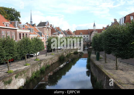 Grote und Kleine Spui-Kanal, nach Süden von Koppeltor in Richtung Westsingel und Museum Flehite in Amersfoort, die Niederlande Stockfoto