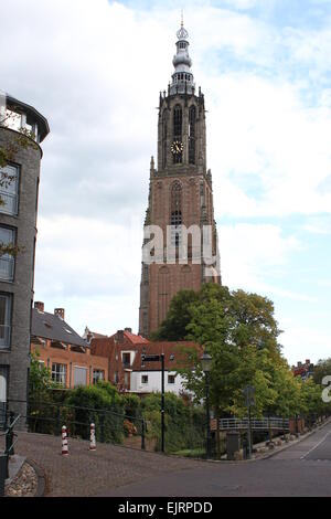 Onze Lieve Vrouwen "Toren" (Turm unserer lieben Frau) in der Innenstadt von Amersfoort, die Niederlande, Westsingel Kanal im Vordergrund Stockfoto