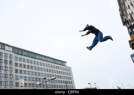 Freie Läufer Parkour zu üben. Parkour ist eine ganzheitliche Ausbildung Disziplin ermöglicht Practitionaers um von A nach B auf die wirksamste Weise möglich. Es entwickelte sich von militärische Ausbildung bei der Bekämpfung der Parcours und die Läufer konzentrieren sich auf die Pflege so viel Schwung wie möglich springen, schwingen, Rollen und Voltigieren mit ihrer städtischen Umgebung für den Antrieb. Waterloo, London. Stockfoto