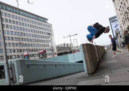 Freie Läufer Parkour zu üben. Parkour ist eine ganzheitliche Ausbildung Disziplin ermöglicht Practitionaers um von A nach B auf die wirksamste Weise möglich. Es entwickelte sich von militärische Ausbildung bei der Bekämpfung der Parcours und die Läufer konzentrieren sich auf die Pflege so viel Schwung wie möglich springen, schwingen, Rollen und Voltigieren mit ihrer städtischen Umgebung für den Antrieb. Waterloo, London. Stockfoto