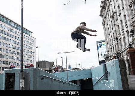 Freie Läufer Parkour zu üben. Parkour ist eine ganzheitliche Ausbildung Disziplin ermöglicht Practitionaers um von A nach B auf die wirksamste Weise möglich. Es entwickelte sich von militärische Ausbildung bei der Bekämpfung der Parcours und die Läufer konzentrieren sich auf die Pflege so viel Schwung wie möglich springen, schwingen, Rollen und Voltigieren mit ihrer städtischen Umgebung für den Antrieb. Waterloo, London. Stockfoto