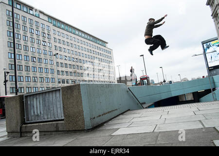 Freie Läufer Parkour zu üben. Parkour ist eine ganzheitliche Ausbildung Disziplin ermöglicht Practitionaers um von A nach B auf die wirksamste Weise möglich. Es entwickelte sich von militärische Ausbildung bei der Bekämpfung der Parcours und die Läufer konzentrieren sich auf die Pflege so viel Schwung wie möglich springen, schwingen, Rollen und Voltigieren mit ihrer städtischen Umgebung für den Antrieb. Waterloo, London. Stockfoto