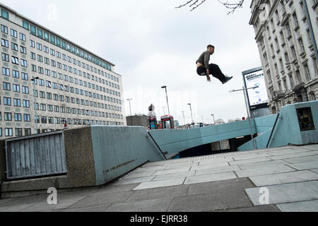 Freie Läufer Parkour zu üben. Parkour ist eine ganzheitliche Ausbildung Disziplin ermöglicht Practitionaers um von A nach B auf die wirksamste Weise möglich. Es entwickelte sich von militärische Ausbildung bei der Bekämpfung der Parcours und die Läufer konzentrieren sich auf die Pflege so viel Schwung wie möglich springen, schwingen, Rollen und Voltigieren mit ihrer städtischen Umgebung für den Antrieb. Waterloo, London. Stockfoto