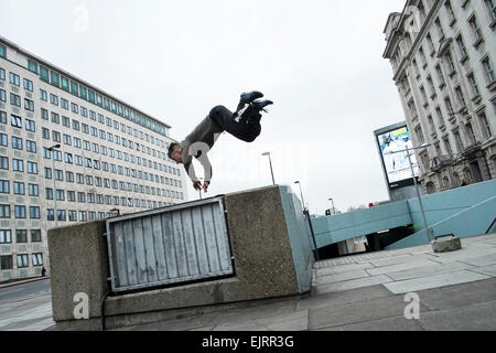 Freie Läufer Parkour zu üben. Parkour ist eine ganzheitliche Ausbildung Disziplin ermöglicht Practitionaers um von A nach B auf die wirksamste Weise möglich. Es entwickelte sich von militärische Ausbildung bei der Bekämpfung der Parcours und die Läufer konzentrieren sich auf die Pflege so viel Schwung wie möglich springen, schwingen, Rollen und Voltigieren mit ihrer städtischen Umgebung für den Antrieb. Waterloo, London. Stockfoto