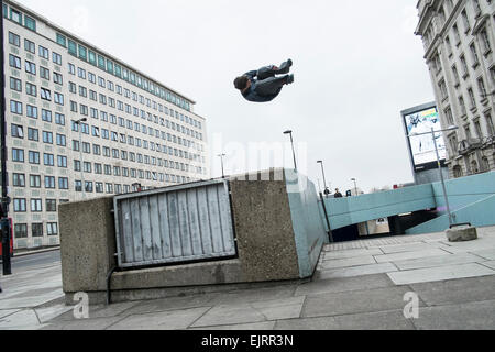 Freie Läufer Parkour zu üben. Parkour ist eine ganzheitliche Ausbildung Disziplin ermöglicht Practitionaers um von A nach B auf die wirksamste Weise möglich. Es entwickelte sich von militärische Ausbildung bei der Bekämpfung der Parcours und die Läufer konzentrieren sich auf die Pflege so viel Schwung wie möglich springen, schwingen, Rollen und Voltigieren mit ihrer städtischen Umgebung für den Antrieb. Waterloo, London. Stockfoto