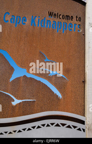 Rostigem Eisen Ausschnitt Schild mit Gannett Formen Welomes Besucher nach Cape Kidnappers, Neuseeland. Stockfoto