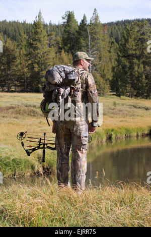 moderne Bogen Jäger im Wald Fluss stehend Stockfoto