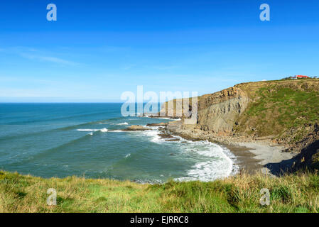 Blick vom nördlichen Ende des Widemouth Bay, Blick nach Norden entlang in Richtung Bude. Wunderschöne Buchten und einsame Strände Stockfoto