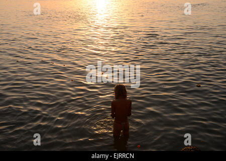 Heiligen Ganges ein morgendliches Ritual bei. Stockfoto