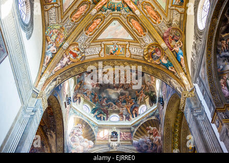 Parma, die Basilika Kathedrale innen, Blick auf die Kuppel mit dem Fresko Mariä Himmelfahrt der Jungfrau Maria von Correggio ausgeführt Stockfoto