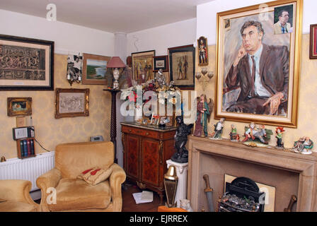 Schwankend nach unten, Kreuz, Somerset, UK, das ehemalige Wohnhaus des verstorbenen Komiker Frankie Howerd, zeigt seinen eklektischen Geschmack. Stockfoto