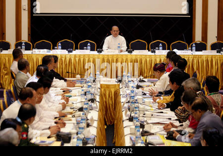 (150331)--YANGON, 31. März 2015 (Xinhua)--Myanmar Präsident U Thein Sein (C) hält eine Rede während einer feierlichen Unterzeichnung des Entwurfs des bundesweiten Waffenstillstand Vereinbarung (NCA) zwischen Mitgliedern der Myanmar Regierung Union Friedensstiftung Arbeit Committee (UPWC) und die ethnischen bewaffneten Gruppen nationale Waffenstillstand Koordination Team (NCCT) an Myanmar Peace Center in Yangon, Myanmar, 31. März 2015. Friedensunterhändler die Regierung Myanmars und ethnischen bewaffneten Gruppen eine gemeinsame Erklärung hier Dienstag, sagen die abgeschlossene bundesweit Waffenstillstandsabkommen (NCA) werden auf die oberste Ebene der eingereicht werden Stockfoto