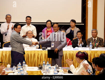 (150331)--YANGON, 31. März 2015 (Xinhua)--U Aung min. (L), stellvertretender Vorsitzender von der Regierung Myanmars Union Frieden machen Arbeit Committee (UPWC), schüttelt Hände mit U Naing Han Tha (R), Anführer des bewaffneten ethnischen Gruppen nationale Waffenstillstand Koordination Team (NCCT) nach dem Austausch Vereinbarung während einer feierlichen Unterzeichnung des Entwurfs des bundesweiten Waffenstillstand Vereinbarung (NCA) an Myanmar Peace Center in Yangon , Myanmar, 31. März 2015. Friedensunterhändler der Regierung Myanmars und ethnischen bewaffneten Gruppen Erklärung eine gemeinsame hier Dienstag, sagen die abgeschlossene bundesweit Waffenstillstandsabkommen (NCA) Stockfoto