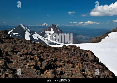 OREGON - Ansicht der mittleren Schwester, North Schwester, drei Finger Jack, Mount Jefferson, Mount Hood und Mount Adams aus südlichen Schwester. Stockfoto