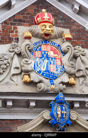 Wappen am College Matrone, Salisbury, Wilshire, UK im März Stockfoto