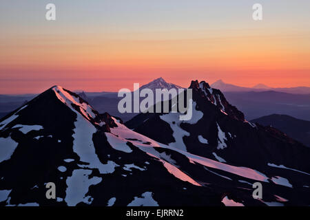 OREGON - Cascade Mountain Range Vulkane, Blick nach Norden vom Kraterrand South Sister bei Sonnenaufgang bis hin zu Mount Adams. Stockfoto