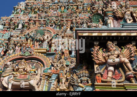 Detail der Skulpturen auf dem Gopuram an der Sri-Meenakshi-Tempel in Madurai Stockfoto