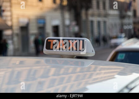 Taxischild auf ein Taxi in Rom Stockfoto