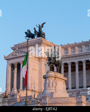 Monumente und Statuen am Vittoriano Emanuele Denkmal im Zentrum von Rom bei Sonnenuntergang Stockfoto