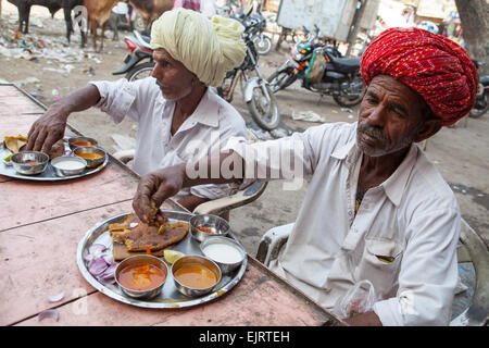 Männer essen eine vegetarische Thali in einem Food-Hotel in Kekri, Rajasthan Stockfoto