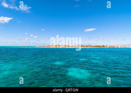 tropischen Meer und Isla Mujeres Küste vom Meer in Cancun, Mexiko Stockfoto