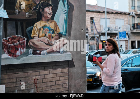 Jerusalem, Israel. 31. März 2015. Eine Frau geht Vergangenheit eine Wandbild in einer Gasse in der Nähe von Mahane Yehuda Markt auf Agripas Straße gemalt. Bildnachweis: Nir Alon/Alamy Live-Nachrichten Stockfoto