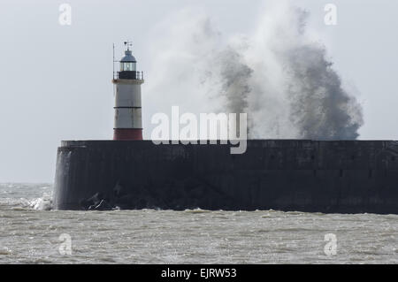 Riesige Wellen stürzen über den Leuchtturm Newhaven und die Hafenmauer, Newhaven, East Sussex England Großbritannien Stockfoto