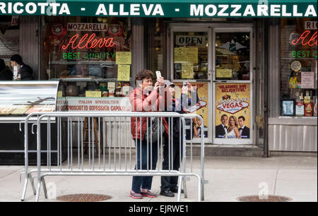 Zwei ältere asiatische Frauen mit Handy-Kameras in Little Italy in New York City Stockfoto