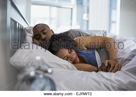 Paar, schlafen im Bett am Morgen nach einer party Stockfotografie - Alamy
