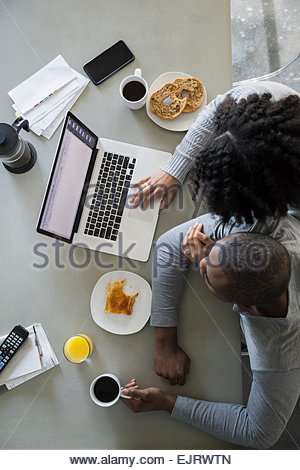 Draufsicht des Paares am Laptop in Küche