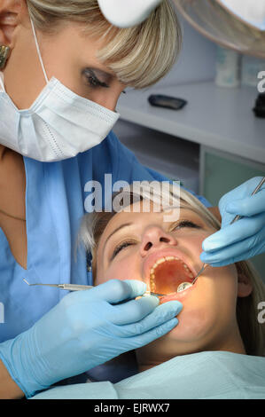 Zahnarzt mit Patienten, dental Calculus entfernen Stockfoto