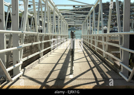 Riverboat landing at Dartmouth für Fahrten auf dem Fluss Dart, in Devon, England, Großbritannien, Vereinigtes Königreich. Stockfoto