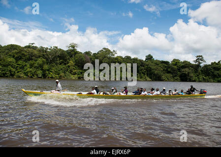 Transport-Boot an der oberen Suriname River, Surinam Stockfoto