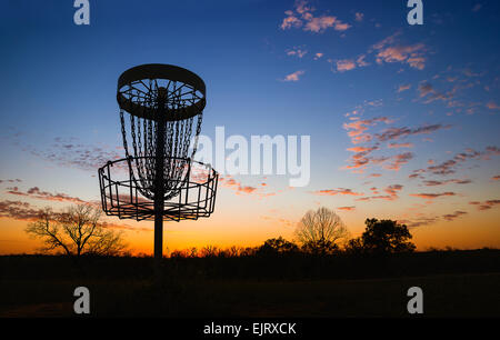 Silhouette der Disc Golf Korb im Park bei Sonnenuntergang Stockfoto