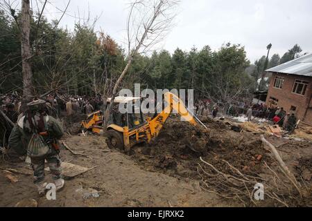 Srinagar, Kaschmir Indien kontrollierten. 31. März 2015. Eine Maschine löscht Schutt eines Hauses brach in Erdrutsch im Dorf Laden etwa 45 km südlich von Srinagar, Sommer in der Hauptstadt von Indien kontrollierten Kaschmir, 31. März 2015. Behörden am Dienstag sagte, aus Schlamm und Schutt eines Hauses durch Erdrutsche in Indien kontrollierten Kaschmir getroffen 15 Leichen geborgen wurden. Heftige Regenfälle am Montag löste Erdrutsche, die ein Wohnhaus, 16 Insassen lebendig zu begraben, im Ortsteil beladen von Budgam getroffen. Bildnachweis: Javed Dar/Xinhua/Alamy Live-Nachrichten Stockfoto