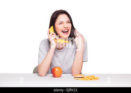 natürliche ausdrucksstarken Frau spielt mit Früchten, vor Junk-e- und gesund essen, isoliert auf weiss Stockfoto