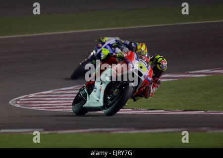 Losail International Circuit, Katar 29. März 2015, Ducati Team Pilot Andrea Iannone führte Valentino Rossi für einen Teil der 2015 FIM Mot Stockfoto