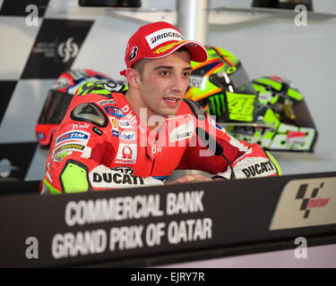 Losail Circuit, Katar 29. März 2015, Ducati Team Pilot Andrea Iannone spricht im Interview nach dem Rennen nach Abschluss im 3. Stockfoto