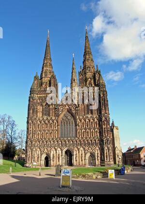 Kathedrale von Lichfield, die einzige mittelalterliche englische Kathedrale mit drei Türmen, Lichfield, Staffordshire, England Stockfoto