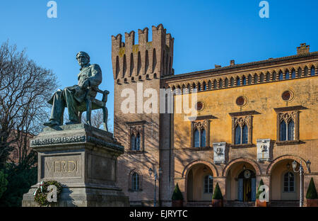 Giuseppe Verdi-Denkmal vor der Pallavicino Rocca Busseto Stockfoto