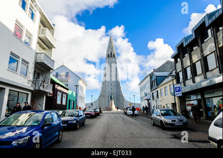 Hallgrímskirkja sieht man am Ende einer engen Straße in Reykjavik, Island Stockfoto