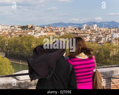 Rom, Italien.  Auf der Dachterrasse-Blick über die Stadt von Castel Sant'Angelo. Stockfoto