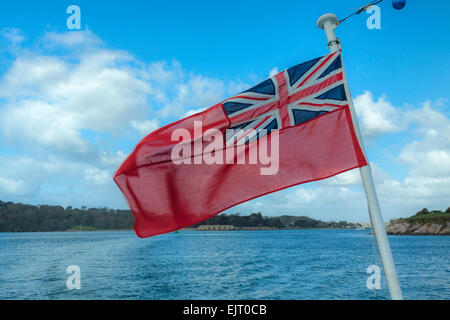 Union Jack weht im Wind auf Plymouth Sound, Devon, England, Großbritannien, Vereinigtes Königreich. Stockfoto