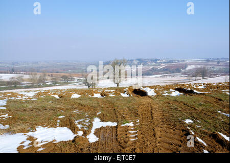 Ein Frühlingstag mit Schnee noch verweilen auf Felder in Oxfordshire Stockfoto