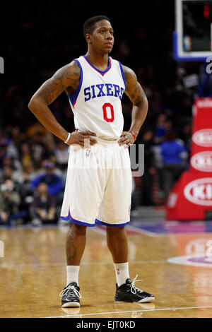 Überstunden. 30. März 2015. Philadelphia 76ers bewachen Jesaja Canaan (0) blickt auf eine während der NBA-Spiel zwischen den Los Angeles Lakers und die Philadelphia 76ers im Wells Fargo Center in Philadelphia, Pennsylvania. Die Los Angeles Lakers gewann 113-111 in der Overtime. © Csm/Alamy Live-Nachrichten Stockfoto