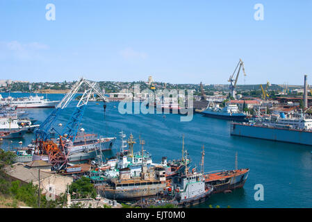 Blick auf Hafen von Sewastopol, sind Schiffe vor Anker im Hafen Stockfoto