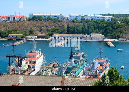 Blick auf Hafen von Sewastopol mit Schiffen und u-Boot Stockfoto