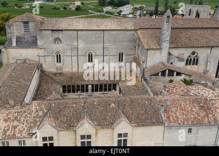 Blick vom Kirchturm in St. Emilion gefliesten Dächer und Klöster. Stockfoto