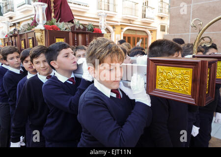 Kinder, die zu schweben, mit Jungfrau Maria, religiöse Kinderumzug, Karwoche, Semana Santa, Fuengirola, Malaga, Spanien. Stockfoto